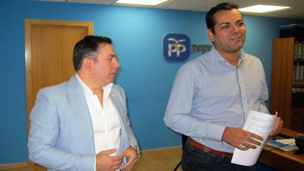 El presidente del PP de Jaén, Juan Diego Requena (d), junto a Francisco Palacios El presidente del PP de Jaén, Juan Diego Requena (d), junto a Francisco Palacios