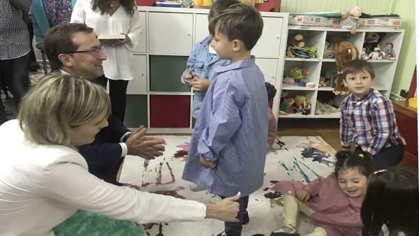 El consejero Genaro Alonso inaugurando el curso escolar. El consejero Genaro Alonso inaugurando el curso escolar.