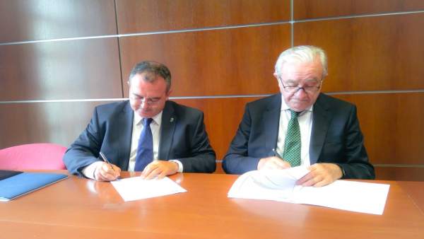 El consejero Isaac Pola y el presidente de Caja Rural José María Quirós El consejero Isaac Pola y el presidente de Caja Rural José María Quirós