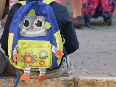 Escolar con mochila