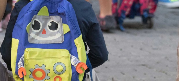 Escolar con mochila