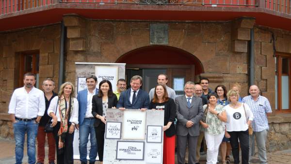 El consejero Bingen Zupiria ante el euskaltegi de Barakaldo El consejero Bingen Zupiria ante el euskaltegi de Barakaldo