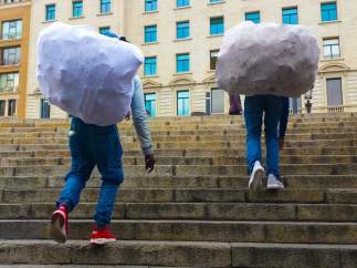 Manteros con la mercancía atada saliendo de plaza Catalunya.