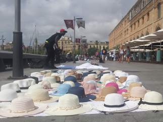 Manteros vendiendo en las calle de Barcelona.