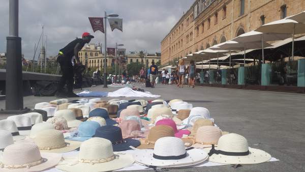 Manteros vendiendo en las calle de Barcelona. Manteros vendiendo en las calle de Barcelona.