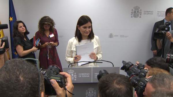 Carmen Montón defiende su "honestidad" al realizar un máster Carmen Montón defiende su "honestidad" al realizar un máster