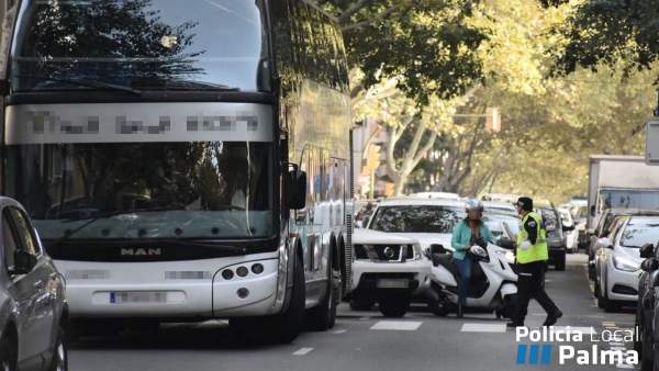 Policía regulando el tráfico Policía regulando el tráfico