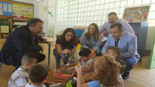 Alcaide (izda.) y Ruiz (dcha.) durante la visita al centro escolar Alcaide (izda.) y Ruiz (dcha.) durante la visita al centro escolar