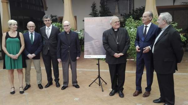 El obispo, el rector y el deán (dcha.) con responsables de la muestra (izda.) El obispo, el rector y el deán (dcha.) con responsables de la muestra (izda.)