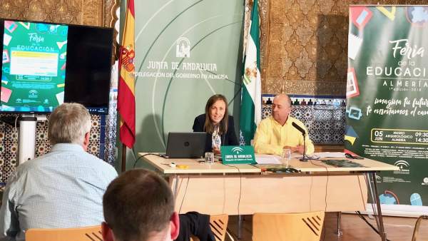 La delegada de Educación en una rueda de prensa en Almería La delegada de Educación en una rueda de prensa en Almería