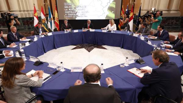 Los seis presidentes, y sus consejeros, se han reunido hoy en Zaragoza Los seis presidentes, y sus consejeros, se han reunido hoy en Zaragoza