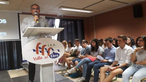 Roberto Pérez se dirige al alumnado del Bachillerato de Investigación. Roberto Pérez se dirige al alumnado del Bachillerato de Investigación.