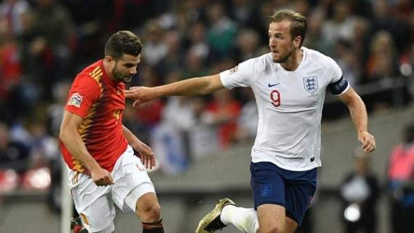 Harry Kane pugna por un balón con Nacho. Harry Kane pugna por un balón con Nacho.