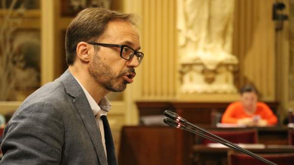 Josep Castells en el pleno del Parlament Josep Castells en el pleno del Parlament