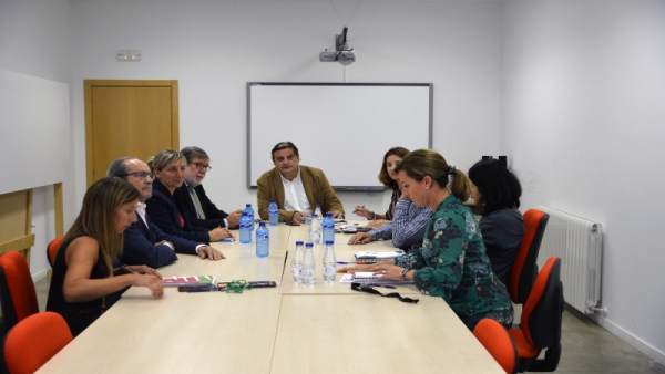 Imagen de la reunión mantenida sobre becas. Imagen de la reunión mantenida sobre becas.