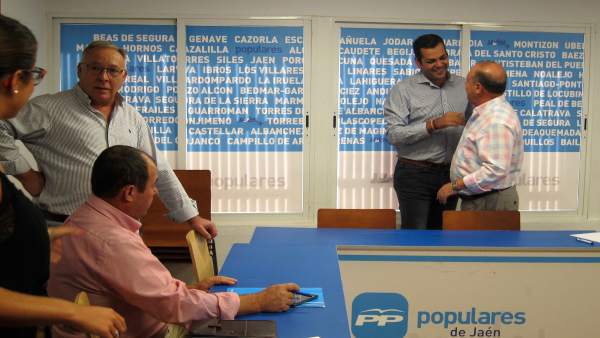Juan Diego Requena (2d) en el comité de dirección del PP de Jaén. Juan Diego Requena (2d) en el comité de dirección del PP de Jaén.