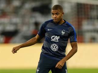 Kylian Mbappé, calentando con la selección francesa.