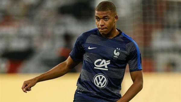 Kylian Mbappé, calentando con la selección francesa. Kylian Mbappé, calentando con la selección francesa.