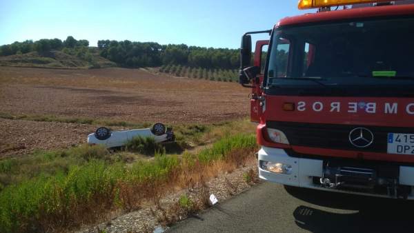 Bomberos de Logroño junto al coche siniestrado en Murillo Bomberos de Logroño junto al coche siniestrado en Murillo
