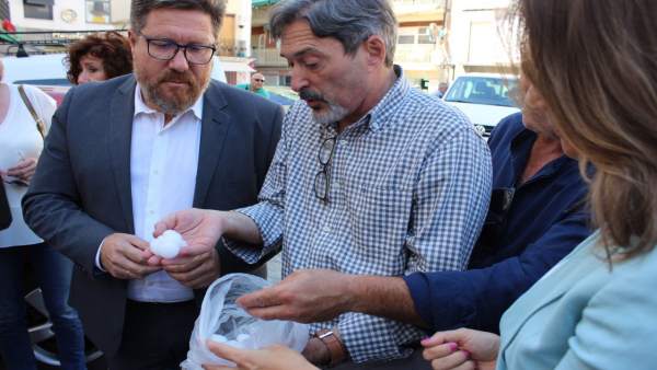 El alcalde de Alcaudete, Valeriano Martín, muestra al consejero algunos granizos El alcalde de Alcaudete, Valeriano Martín, muestra al consejero algunos granizos