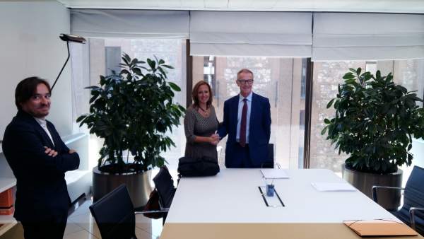 Mayte Pérez saludando al ministro este lunes en su viaje a Madrid Mayte Pérez saludando al ministro este lunes en su viaje a Madrid