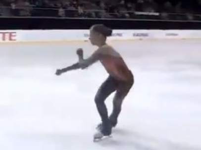 La patinadora Alexandra Trusova, en pleno ejercicio.