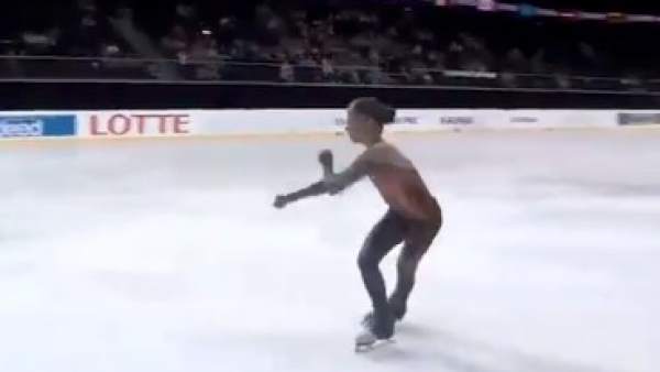 La patinadora Alexandra Trusova, en pleno ejercicio. La patinadora Alexandra Trusova, en pleno ejercicio.
