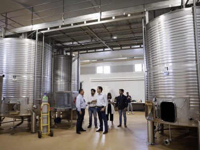 Ignacio Aguado en su visita a las Bodegas Licinia en Morata de Tajuña.