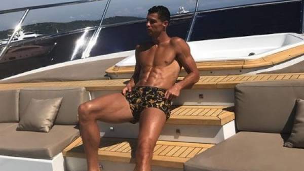 Cristiano Ronaldo posa en un yate. Cristiano Ronaldo posa en un yate.