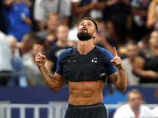 Olivier Giroud celebra un tanto con la camiseta de Francia.