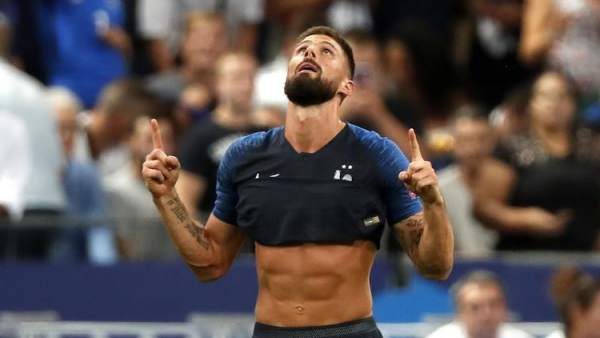 Olivier Giroud celebra un tanto con la camiseta de Francia. Olivier Giroud celebra un tanto con la camiseta de Francia.