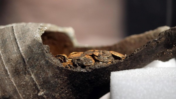 Un grupo de arqueólogos encuentra cientos de monedas de oro romanas en una vasija durante unas excavaciones en el centro de la ciudad de Como. Un grupo de arqueólogos encuentra cientos de monedas de oro romanas en una vasija durante unas excavaciones en el centro de la ciudad de Como.