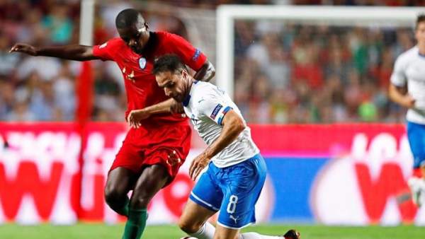 William Carvalho pelea por un balón con Giacomo Bonaventura. William Carvalho pelea por un balón con Giacomo Bonaventura.