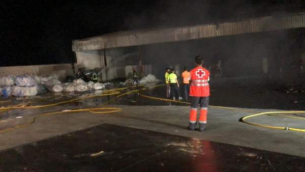 Incendio en una nave de Almendralejo Incendio en una nave de Almendralejo