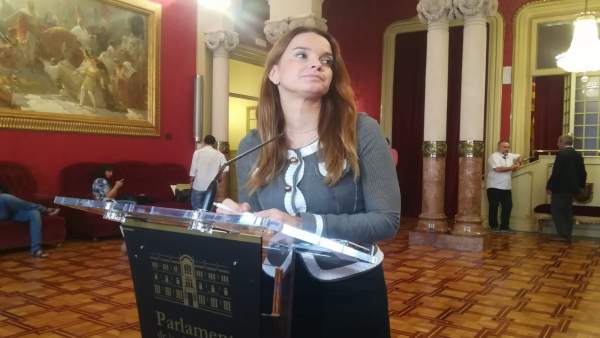 La portavoz del GPP, Margalida Prohens, atiende a los medios en el Parlament La portavoz del GPP, Margalida Prohens, atiende a los medios en el Parlament
