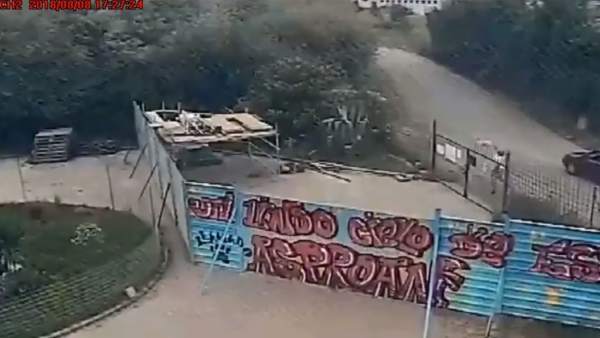 Captura del vídeo donde se ve al hombre lanzando al perro sobre la verja Captura del vídeo donde se ve al hombre lanzando al perro sobre la verja