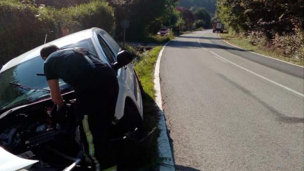 Bomberos atienden un accidente con un herido en una salida de vía en Beasoain. Bomberos atienden un accidente con un herido en una salida de vía en Beasoain.