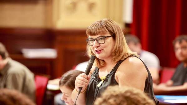 La vicepresidenta del Govern, Bel Busquets, con un lazo amarillo en el pleno La vicepresidenta del Govern, Bel Busquets, con un lazo amarillo en el pleno