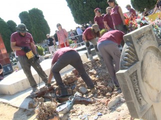 Trabajos de exhumación en la fosa 112 del cementerio de Paterna