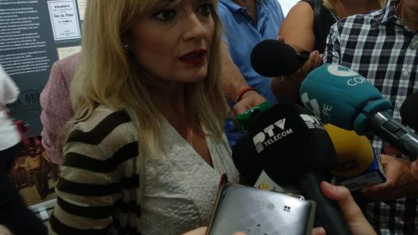 Carmen Castilla atiende a los periodistas Carmen Castilla atiende a los periodistas