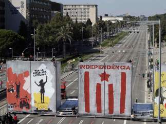 Técnicos de la ANC ultiman los preparativos donde se desarrollará el final de la manifestación independentista convocada con motivo de la Diada 2018, en la avenida Diagonal.