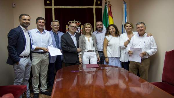 El presidente de la CHG, Joaquín Páez, junto a la Plataforma de Regantes Condado El presidente de la CHG, Joaquín Páez, junto a la Plataforma de Regantes Condado