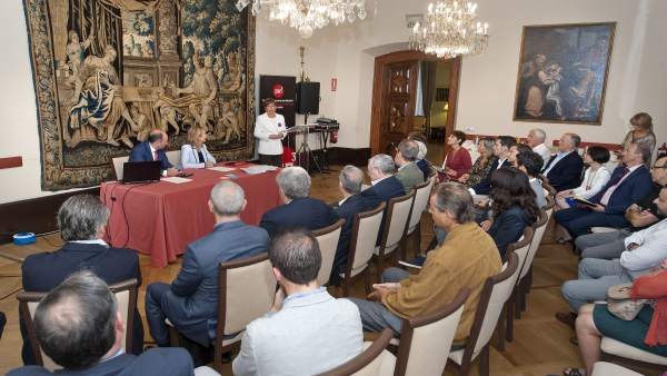 La presidenda Uxue Barkos de pie en el inicio de la sesión. La presidenda Uxue Barkos de pie en el inicio de la sesión.