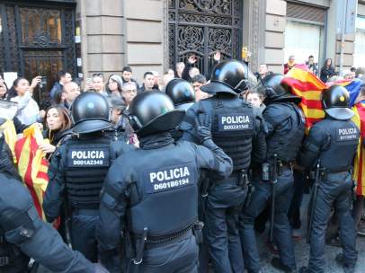 Diversas personas contenidas por agentes de la policía para evitar que accedan a Via Laietana.