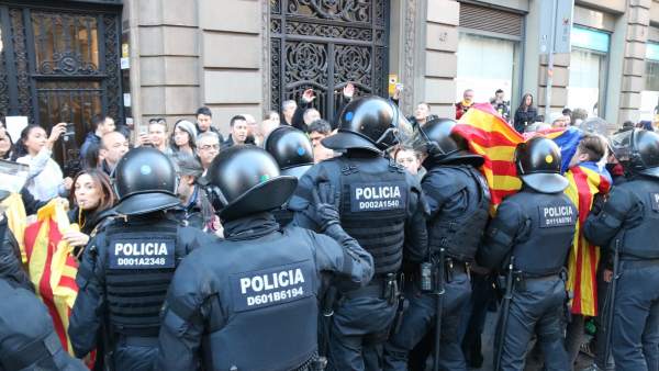 Diversas personas contenidas por agentes de la policía para evitar que accedan a Via Laietana. Diversas personas contenidas por agentes de la policía para evitar que accedan a Via Laietana.