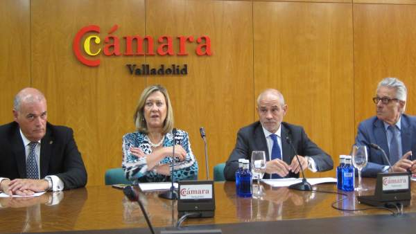 El presidente y los vicepresidente de la Cámara, junto a Pilar del Olmo El presidente y los vicepresidente de la Cámara, junto a Pilar del Olmo