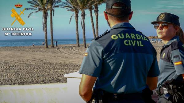 Agentes de Guardia Civil en Roquetas de Mar (Almería) Agentes de Guardia Civil en Roquetas de Mar (Almería)