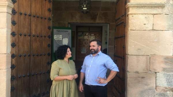 María Paz del Moral con el alcalde de Baños de la Encina María Paz del Moral con el alcalde de Baños de la Encina