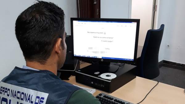 Policía Nacional frente a una pantalla de ordenador Policía Nacional frente a una pantalla de ordenador
