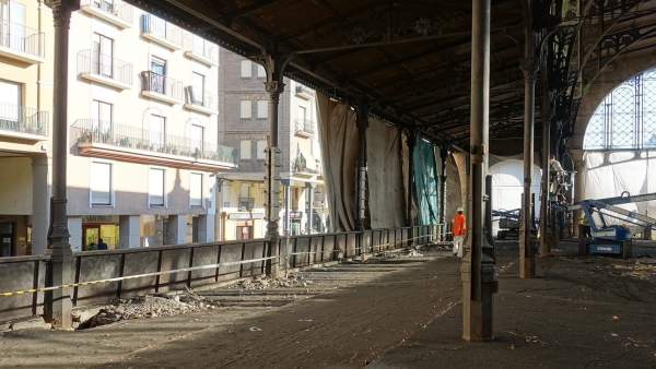 Lonas para proteger el exterior del decapado del Mercado Central Lonas para proteger el exterior del decapado del Mercado Central